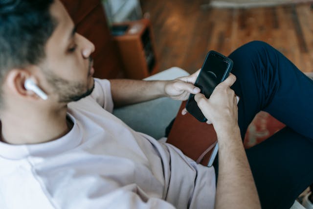 Budget-friendly earbuds with a cool, unique design